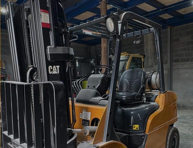 Montacargas Caterpillar de 6,000 lb en la bodega de Monterra Equipos